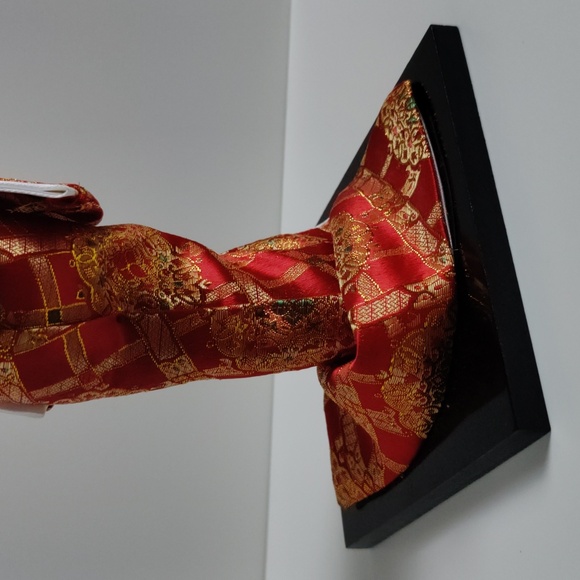 NWT Japanese Geisha Doll Traditional Kimono Red Gold Floral Design Black Stand - Picture 5 of 8